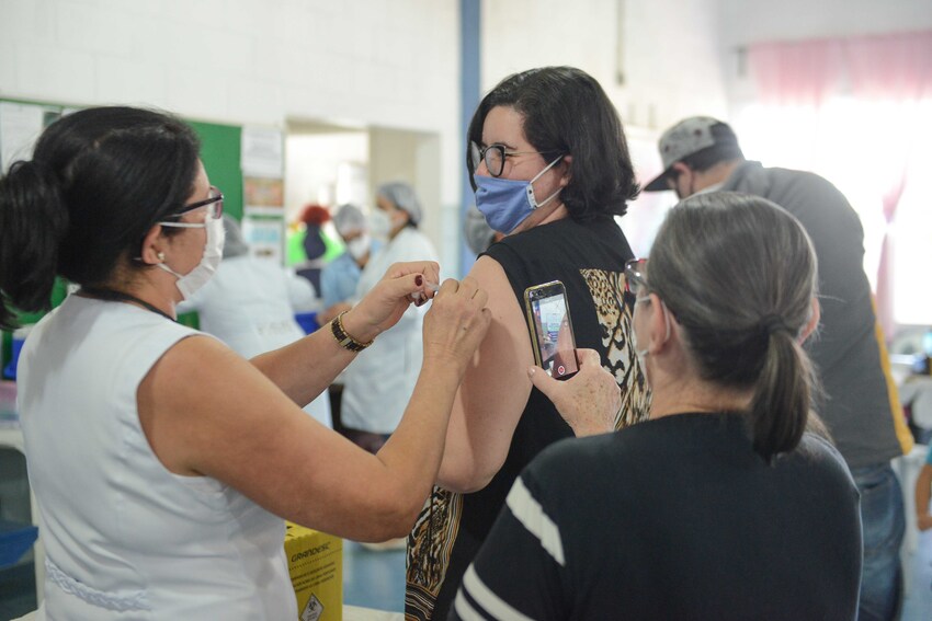 mulher sendo vacinada contra covid