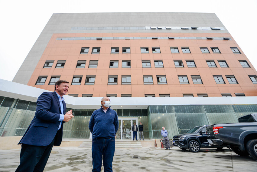 prefeito Orlando Morando em frente ao Hospital da Mulher