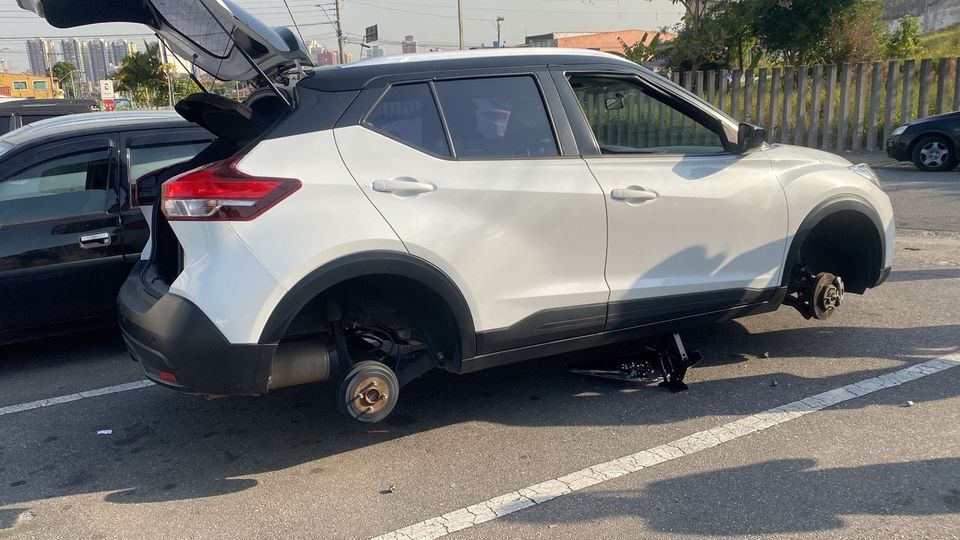 Ladrões furtam rodas de veículos de funcionários de UPA em Santo André