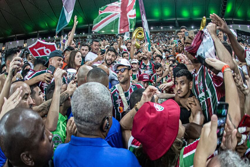 jogador fred junto com a torcida do fluminense