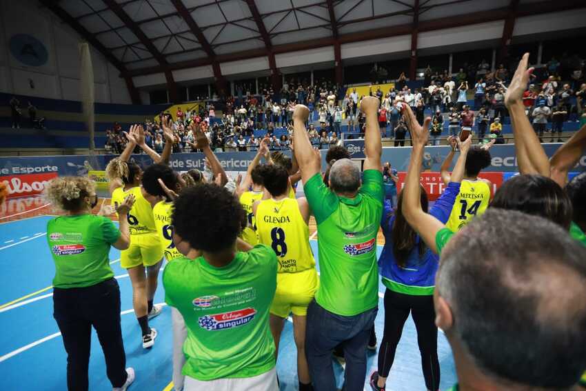 jogadoras comemoram classificação com torcida