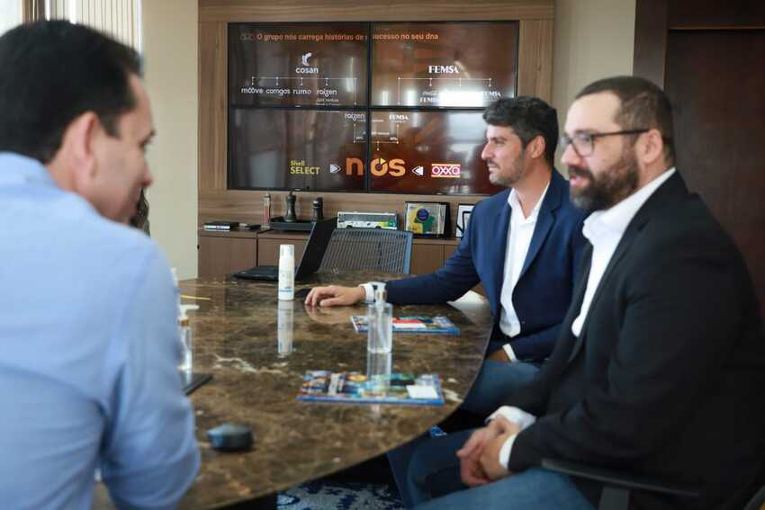 prefeito Paulo Serra e diretores da OXXO