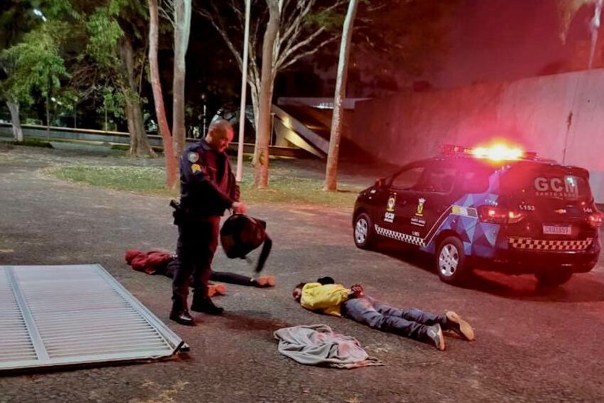 GCM de Sto.André prende 2 ladrões por roubo de porta metálica no Paço