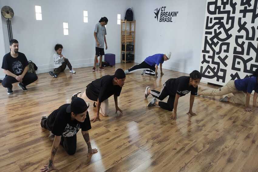 Em Diadema, jovens aprendem break dance com atletas de alta performance