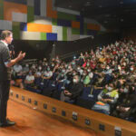 prefeito Orlando Morando no Teatro Elis Regina