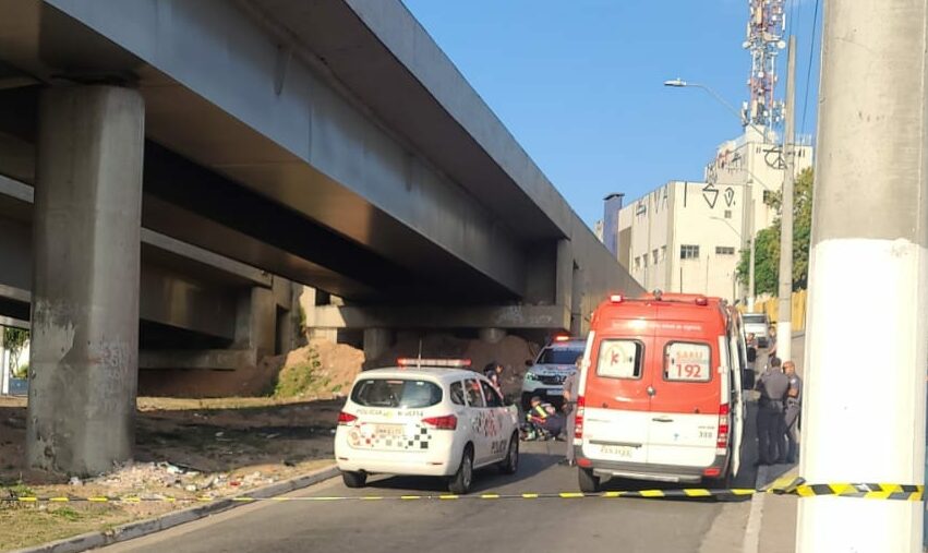 Suspeitos em fuga colidem moto com mureta e caem de viaduto em S.Bernardo