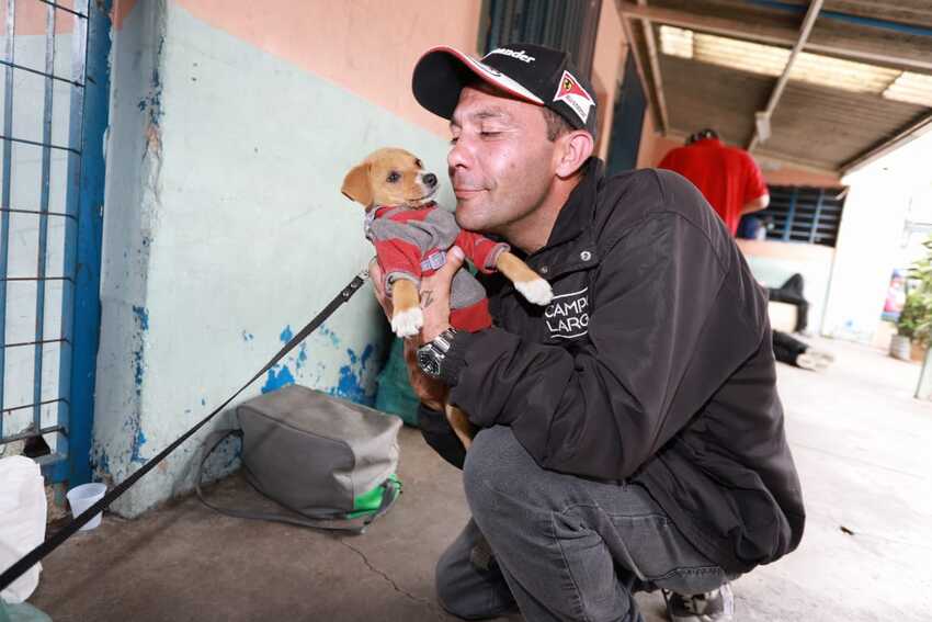 morador de rua com cachorrinho