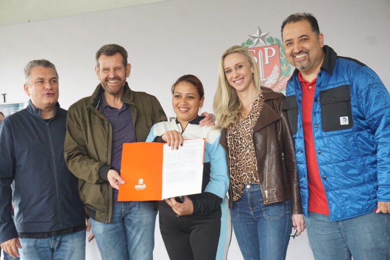 secretário Penido, prefeito Marcelo Oliveira e moradoras