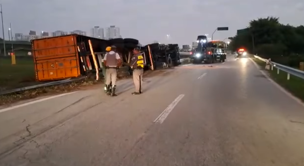 Caminhoneiro morre ao tombar carreta em São Bernardo