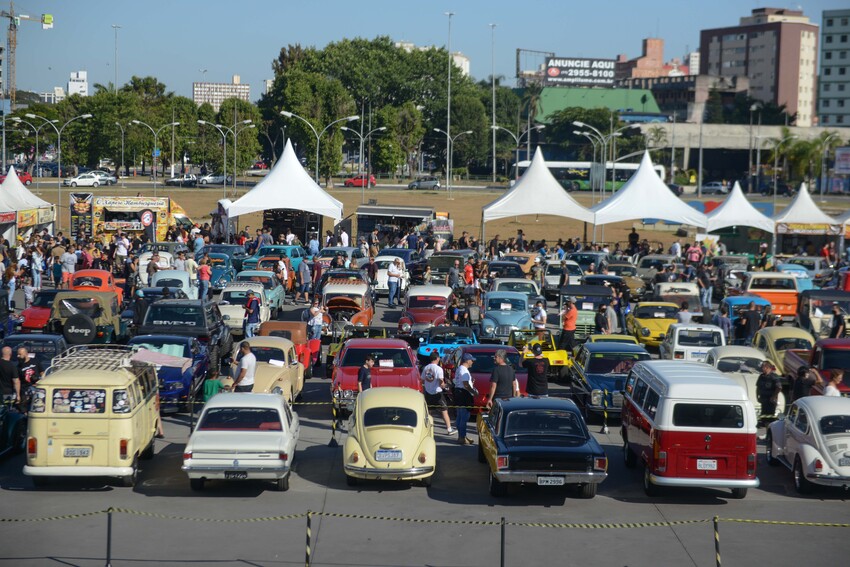 Paço de São Bernardo recebe encontro de carros antigos e festa flashback