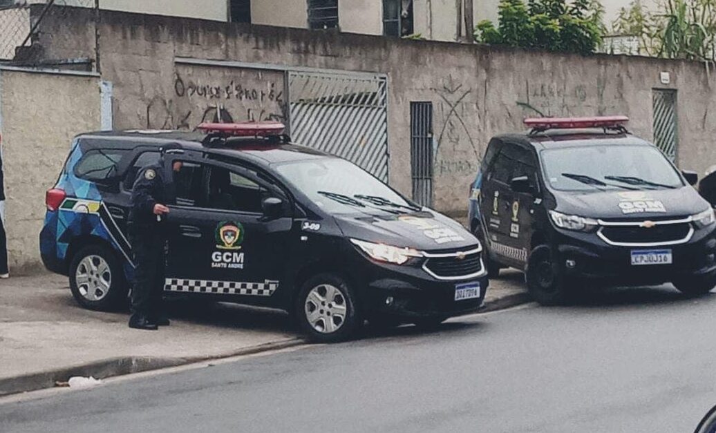 Homem tem surto na frente de escola e GCM é acionada em Santo André