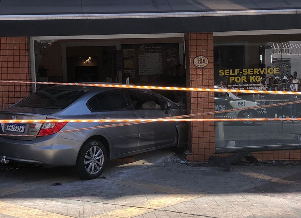 carro invade restaurante