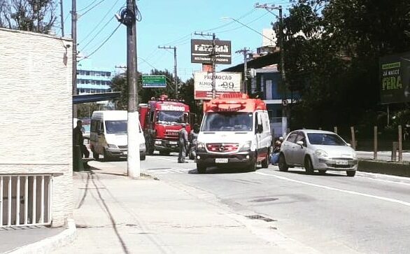 ambulância do Samu fazendo resgate