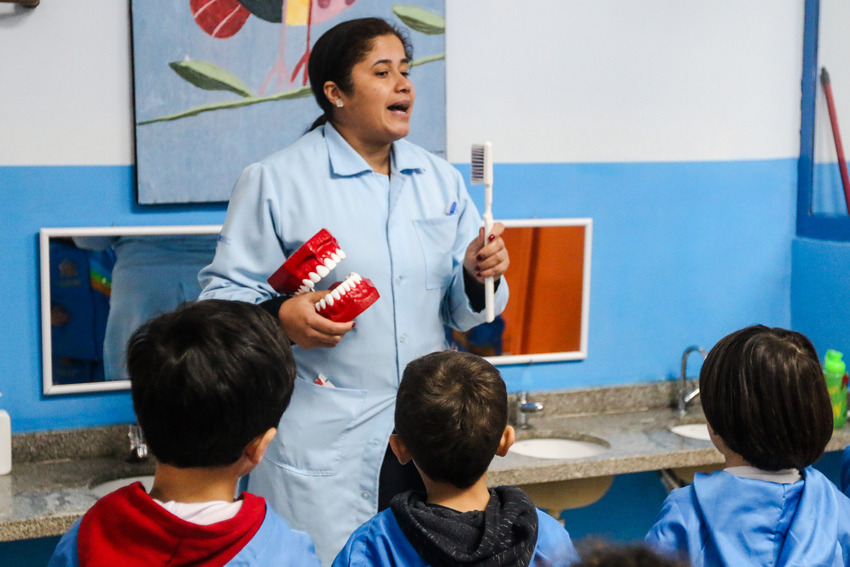 professora orienta alunos sobre escovação de dentes