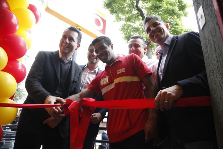 prefeito Paulo Serra e diretores da OXXO