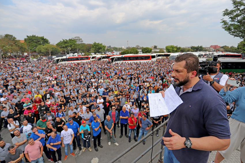 Trabalhadores na Mercedes cruzam braços em protesto às 3,6 mil demissões anunciadas