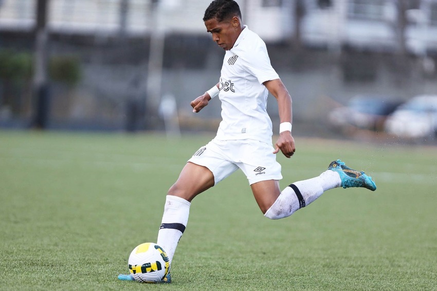 jogador do Santos João Victor