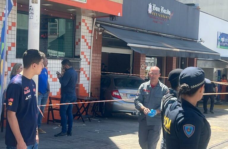 carro invade restaurante