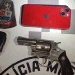 arma, celular e chave de carro apreendidos pela PM