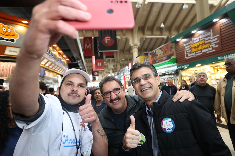 Apresentador Ratinho faz campanha para o governador Rodrigo Garcia