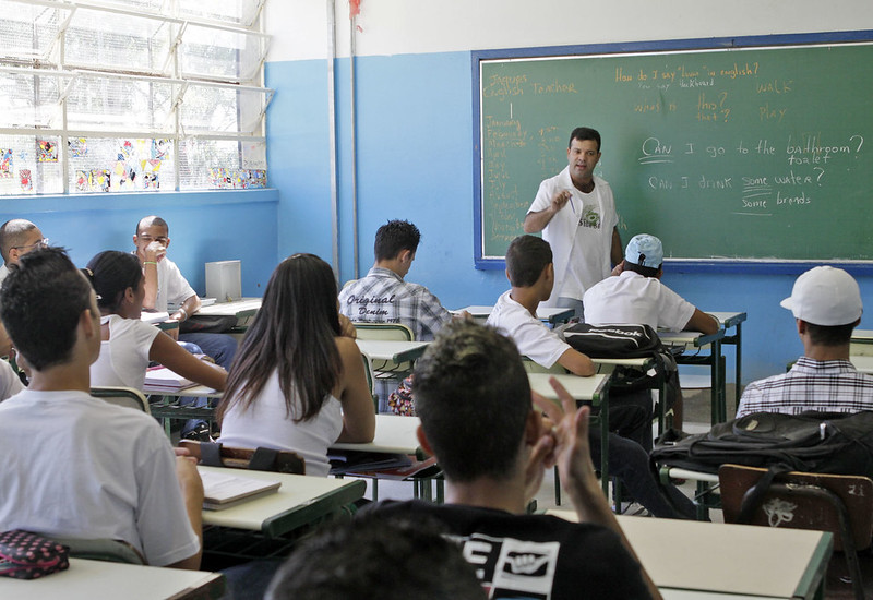 professor em sala de aula na rede estadual