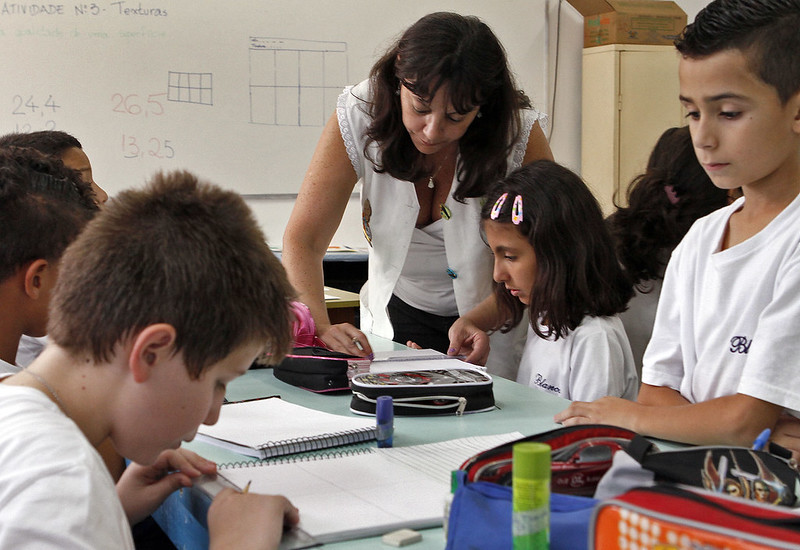 professora com alunos em sala de aula