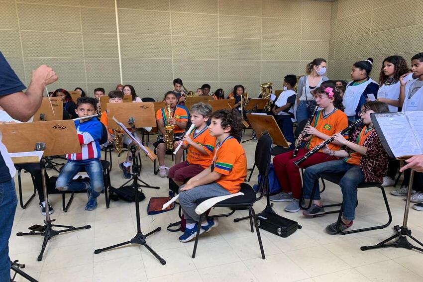 jovens apreendendo a tocar instrumentos