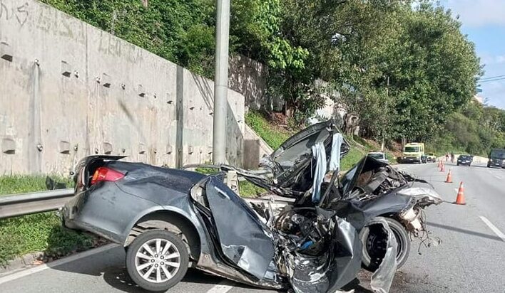 veículo Corolla destruído