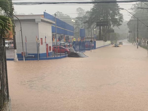 Alagamento em rua de Ribeirão Pires