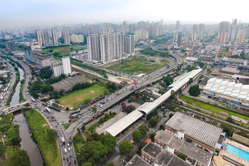 Viaduto onde pedra caiu na cabeça de pedestre será interditado a partir de terça