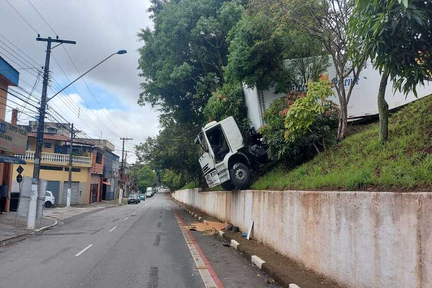 caminhão no barranco