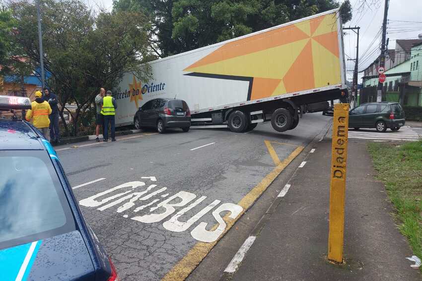 caminhão desgovernado atinge carro em Diadema