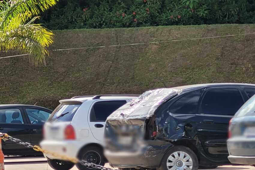 Carreta se desprende do cavalo mecânico e danifica 7 carros em S.Bernardo