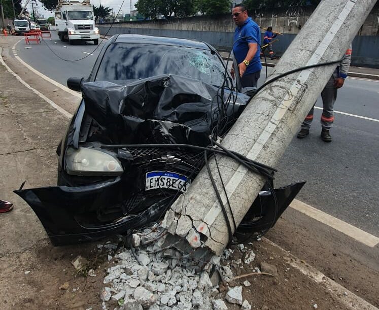 carro colide com poste