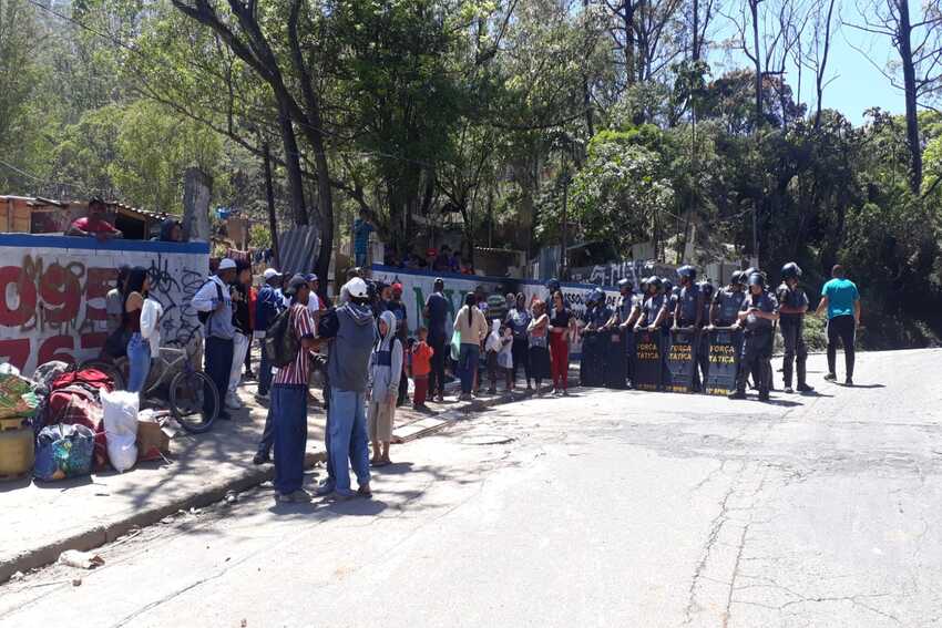 ônibus é incendiado por invasores de terreno