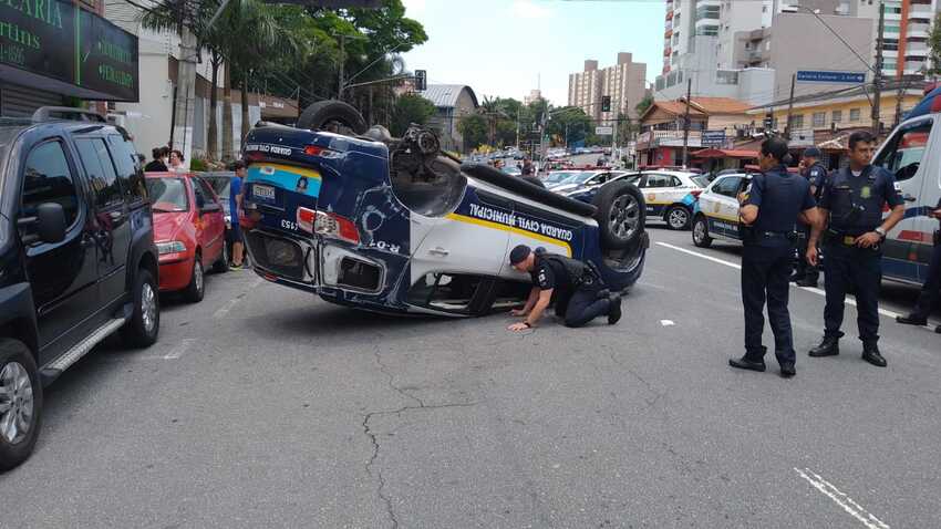 Viatura da GCM capota em São Bernardo, Veja vídeos