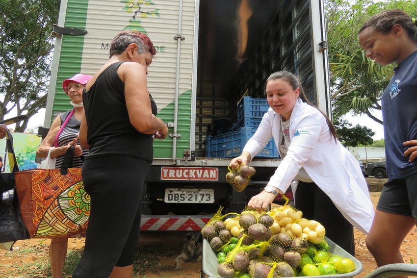 moradores trocam reciclável por alimento