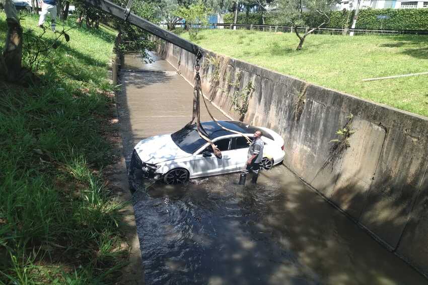 carro no córrego