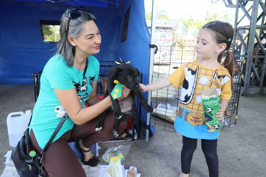 criança com cachorrinho adotado