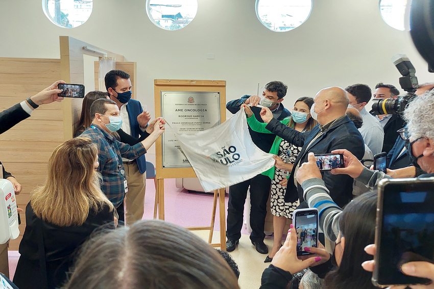 autoridades na inauguração de setor de oncologia da AME