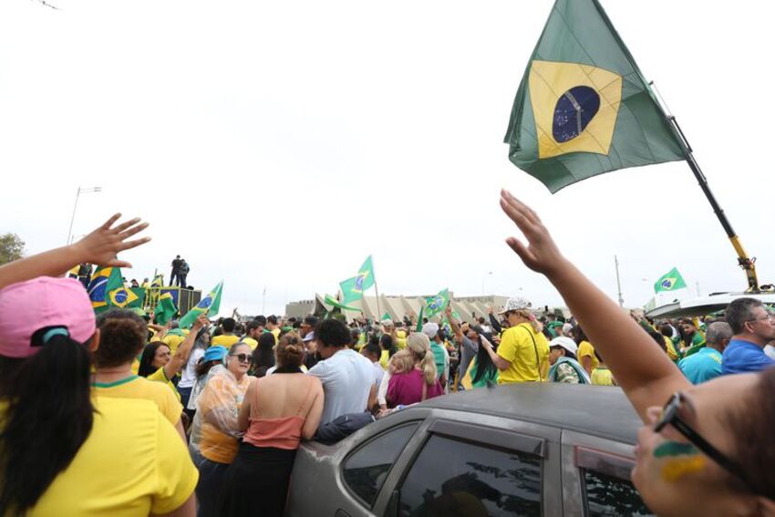 Manifestantes se reúnem em frente ao QG do Exército em Brasília