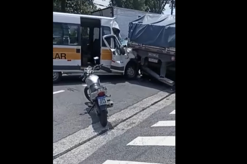 Colisão entre Van escolar, caminhão e moto deixa vários feridos em S.Bernardo