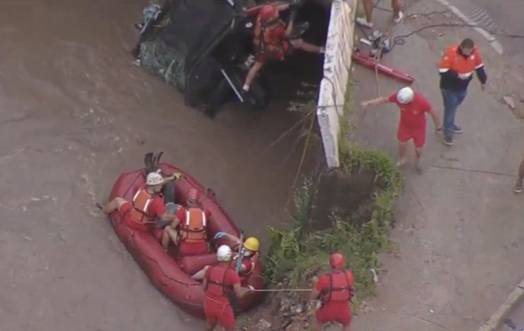 vítima retirada do carro