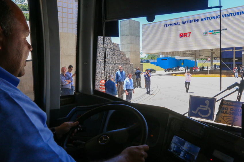 motorista de ônibus dentro do terminal Batistini