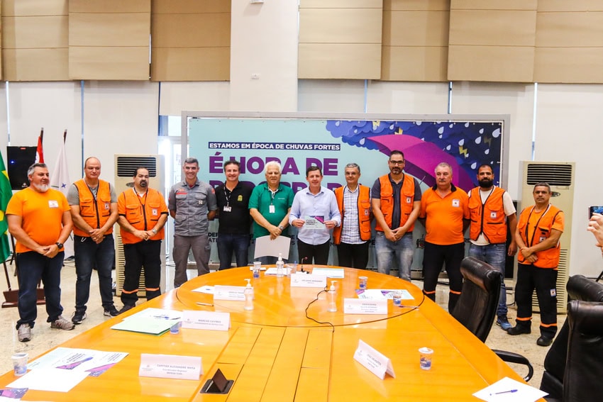 prefeito orlando morando e equipe da Defesa Civil