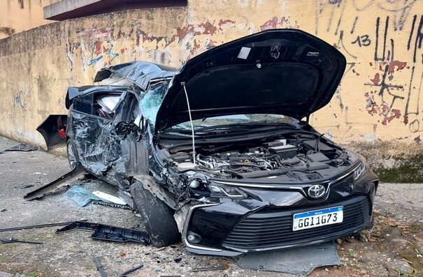 acidente de carro na rua Nepal