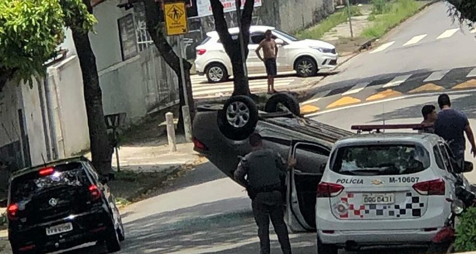 carro de aplicativo capotado na rua Equador