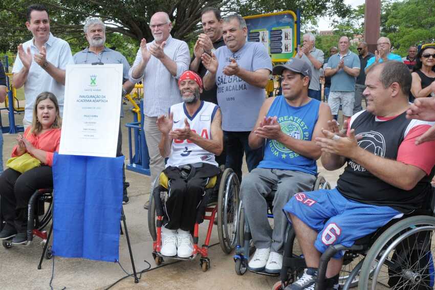 pessoas com deficiência durante inauguração de academia 