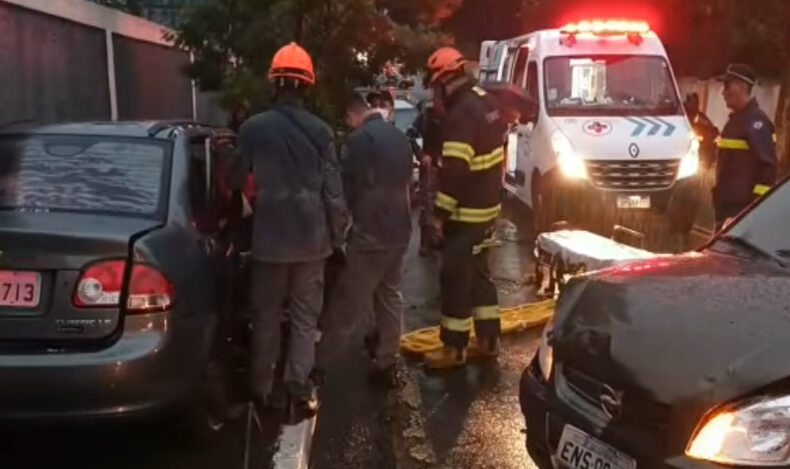 Menor dirige carro, perde controle, invade contramão e causa batida em S.Caetano