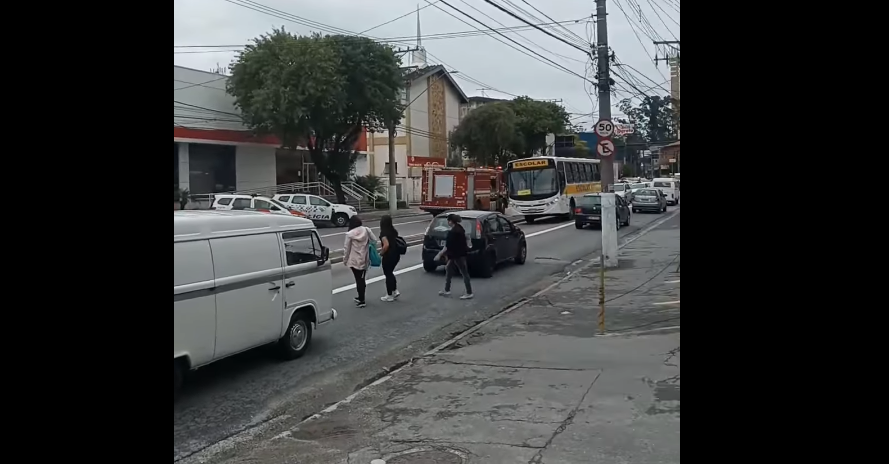 viaturas e ambulância na avenida maria servidei demarchi